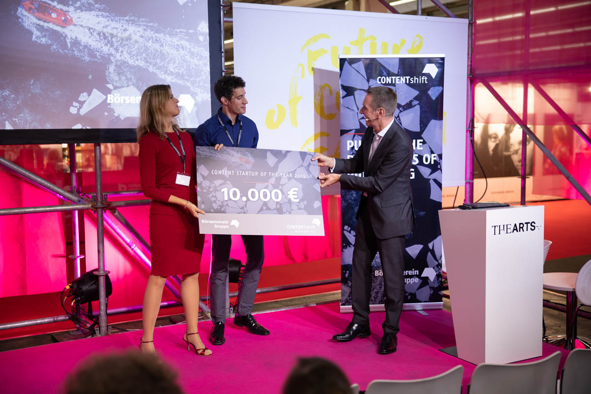 Jury spokesman Hermann Eckel announces the winner: QualiFiction